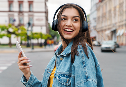 Kabellose Kopfhörer mit Ladestation für Fernseher und mehr - auch ohne Basis als Bluetooth-Kopfhörer verwendbar
